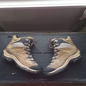 Woman's Columbia Sportswear Co Hiking Boots Size 9